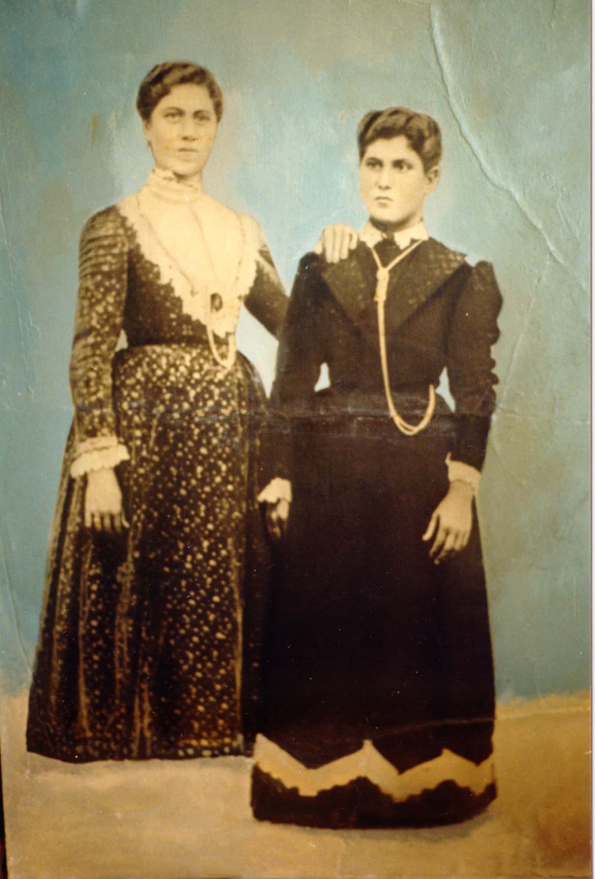 josephine&sister.JPG (126627 bytes)